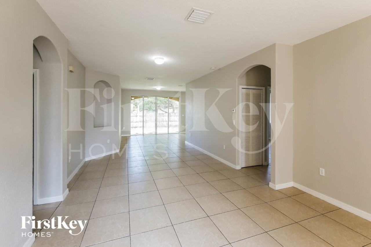 1009 Neave - Photo 2 of 19