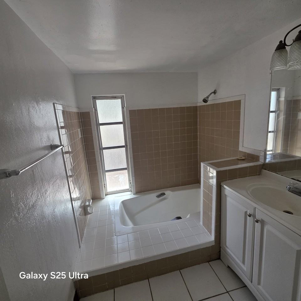 3302 Bainbridge Dr - Photo 4 of 28