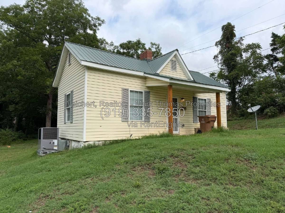 320 E Morehead St - Photo 2 of 10