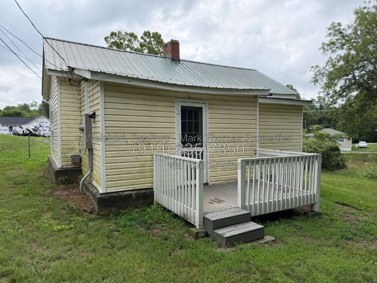 320 E Morehead St - Photo 3 of 10