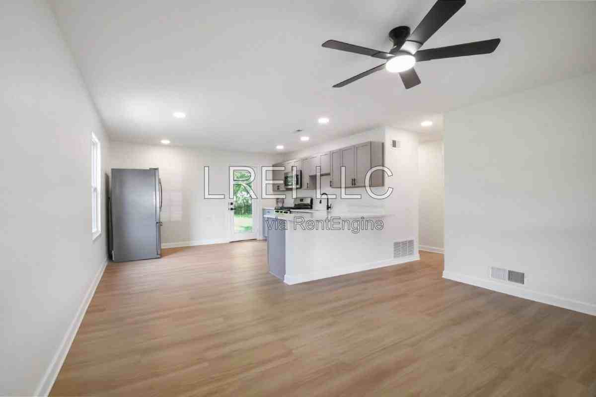 5805 Loretta St - Photo 3 of 10