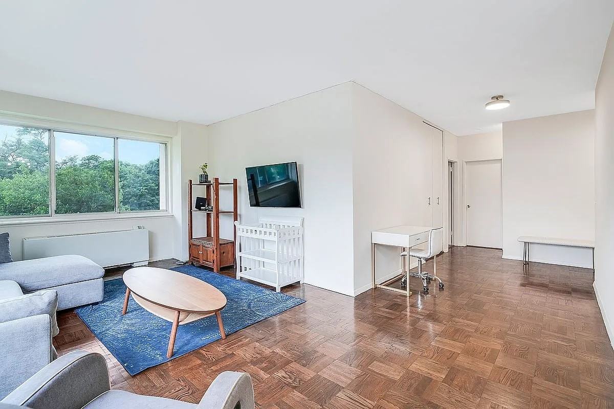 3671 Hudson Manor Ter #1K - Photo 2 of 11