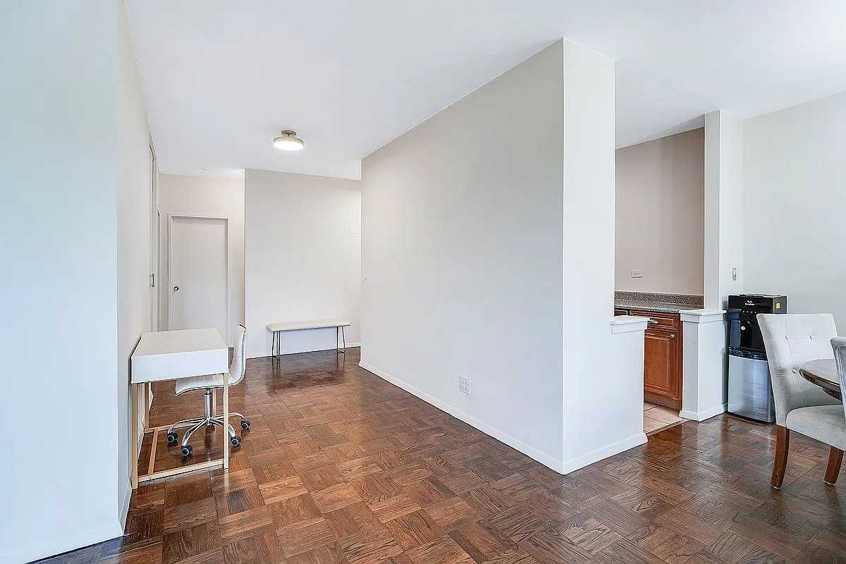 3671 Hudson Manor Ter #1K - Photo 6 of 11