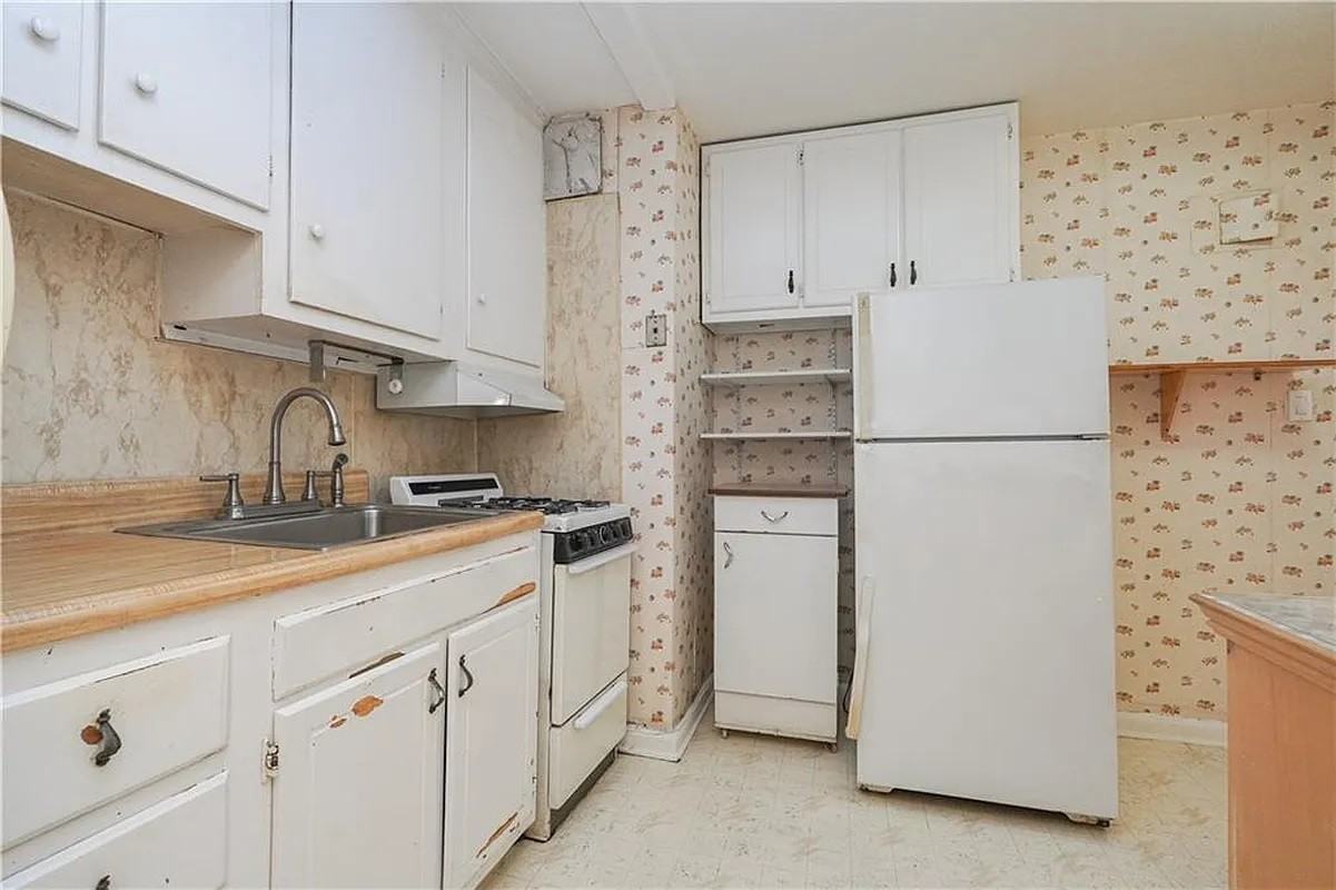 2675 E 7th St #3D - Photo 2 of 9