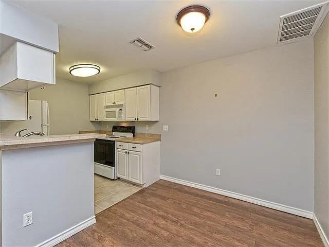 114 E 31st St - Photo 4 of 5