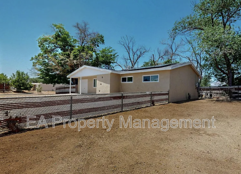 1055 Betts St Ne - Photo 2 of 35