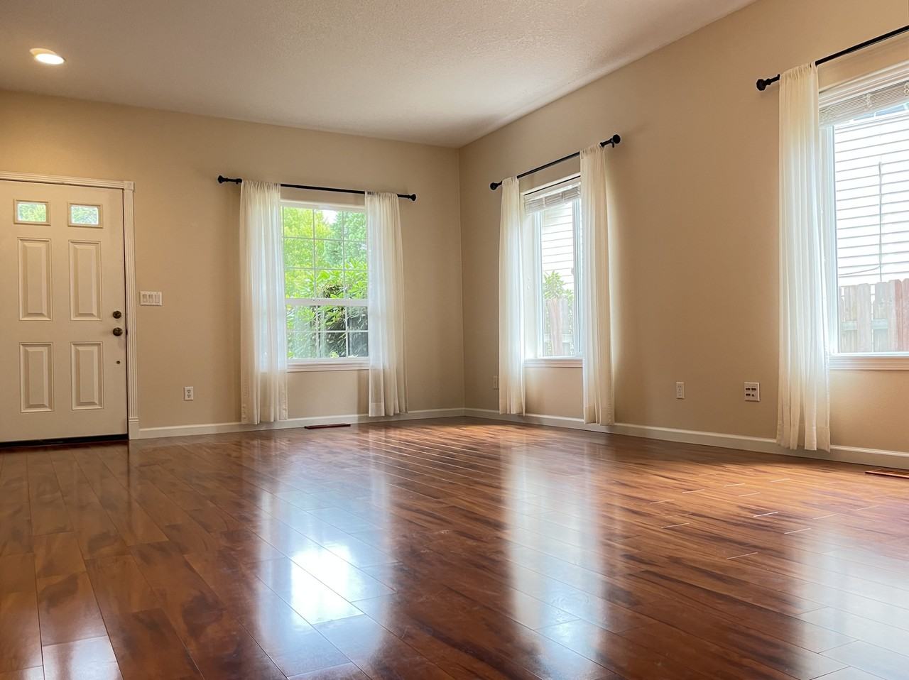 11412 Northeast 38th Court - Photo 2 of 20