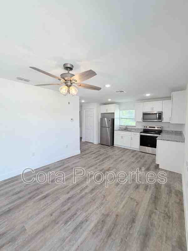 403 E Pearl St - Photo 2 of 9