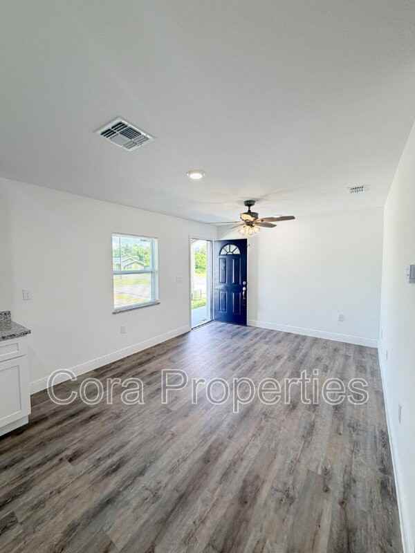 403 E Pearl St - Photo 3 of 9