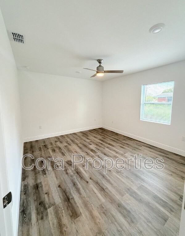 403 E Pearl St - Photo 7 of 9
