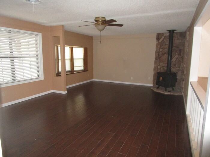 5225 Mack Rd - Photo 4 of 15