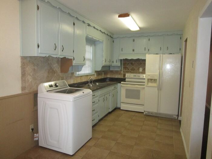 5225 Mack Rd - Photo 5 of 15