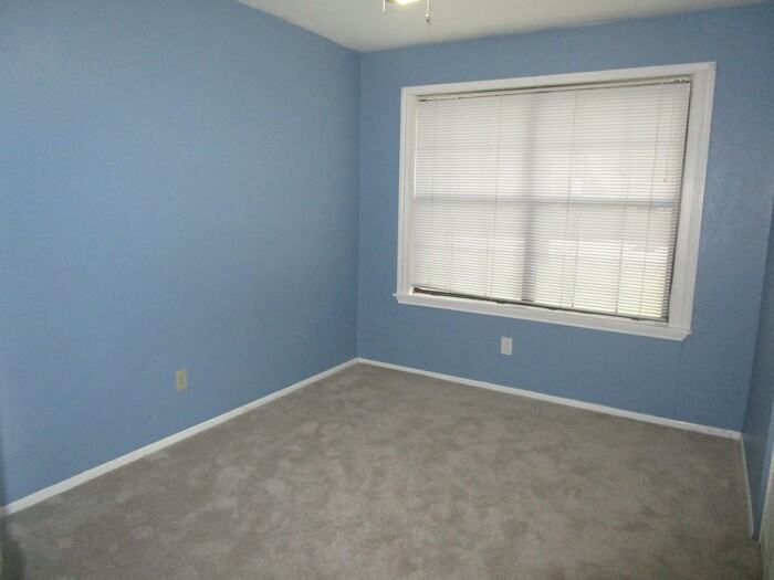5225 Mack Rd - Photo 7 of 15