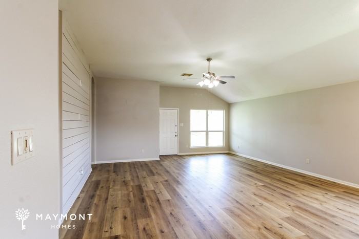 5047 Gulf Stream Ln - Photo 4 of 15