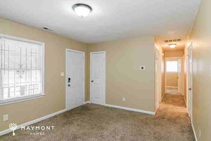 624 Robert E Lee Pkwy - Photo 5 of 16