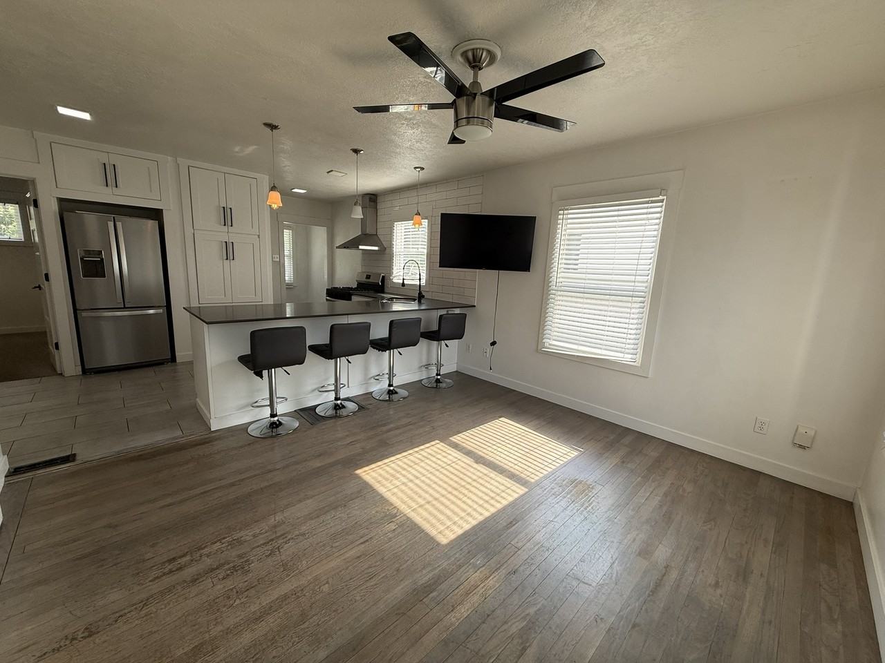 909 E Crandall Ave #1 - Photo 2 of 20