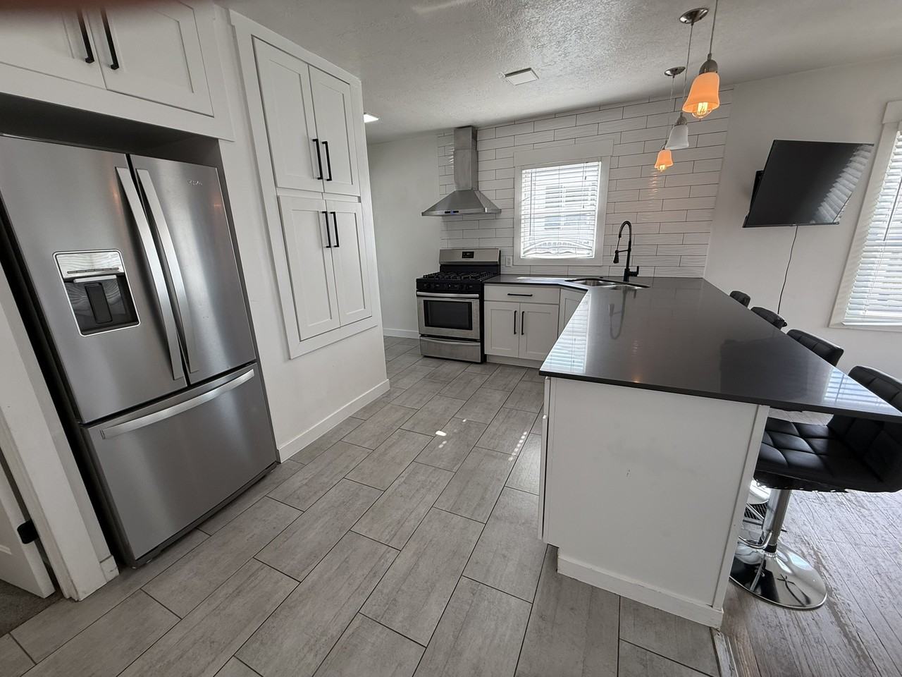 909 E Crandall Ave #1 - Photo 3 of 20
