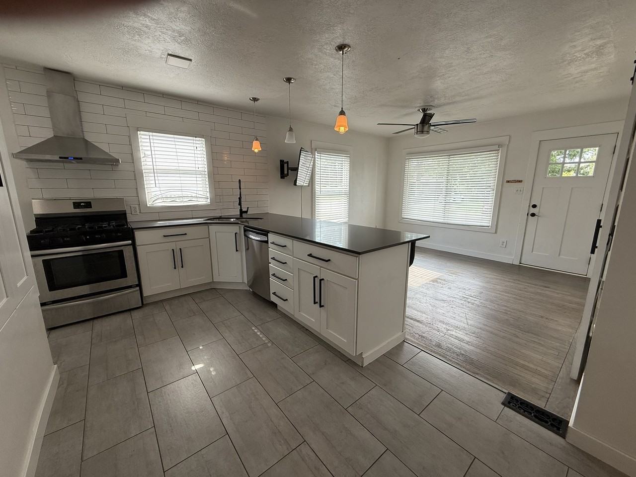 909 E Crandall Ave #1 - Photo 4 of 20
