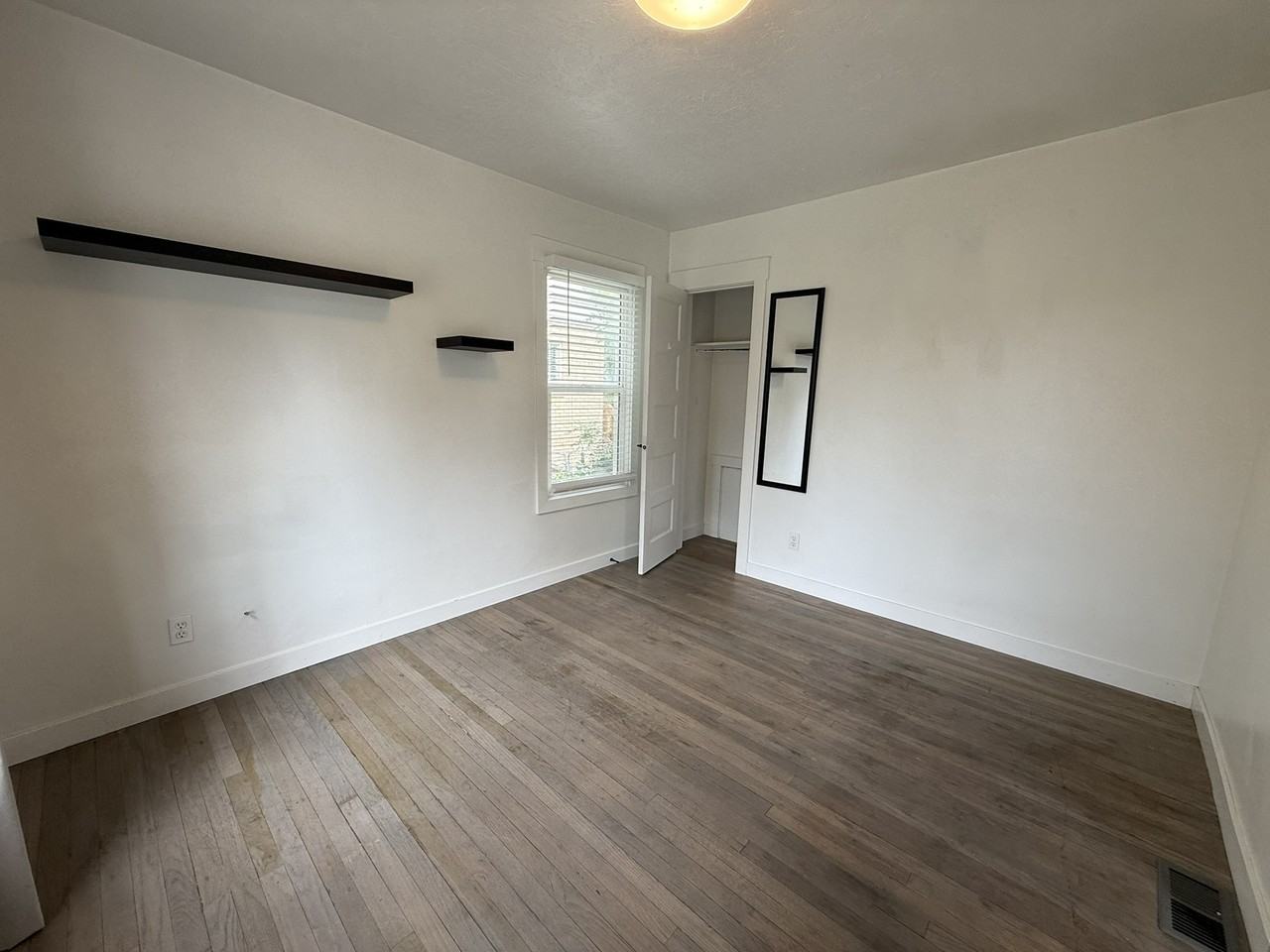 909 E Crandall Ave #1 - Photo 6 of 20