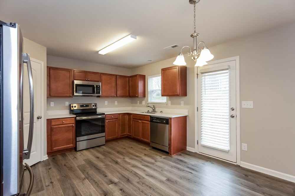 9009 Sharpes Cir - Photo 7 of 17
