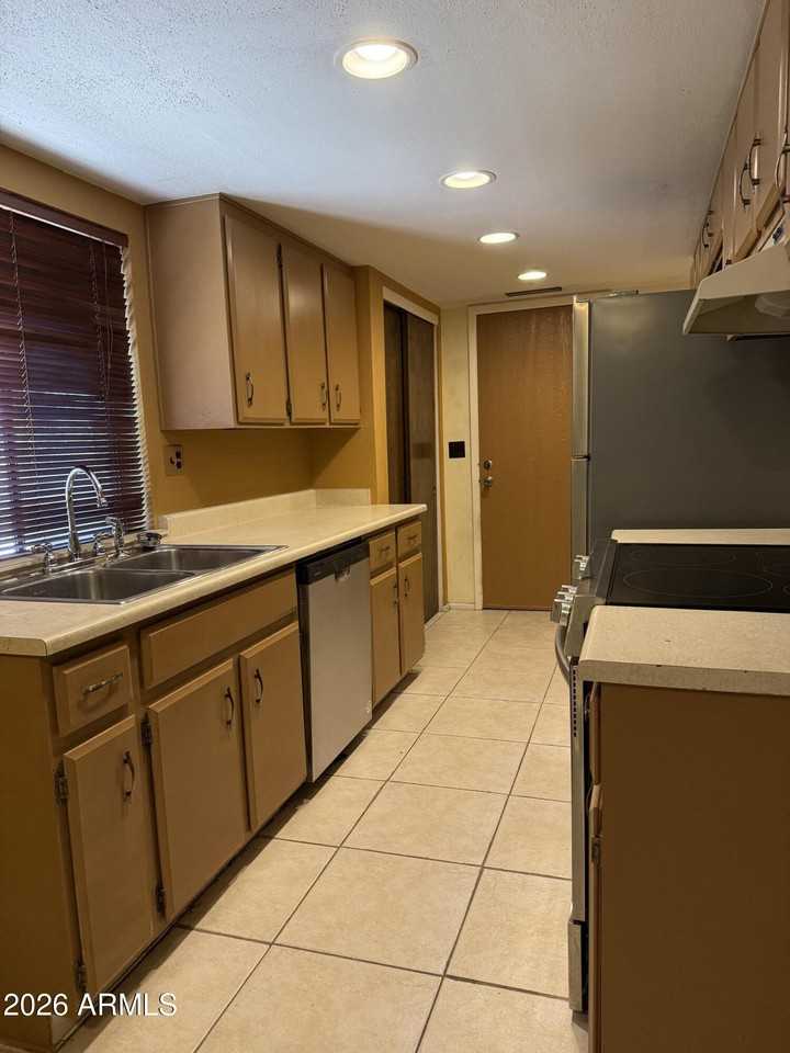 10407 N 11th Pl #3 - Photo 4 of 8