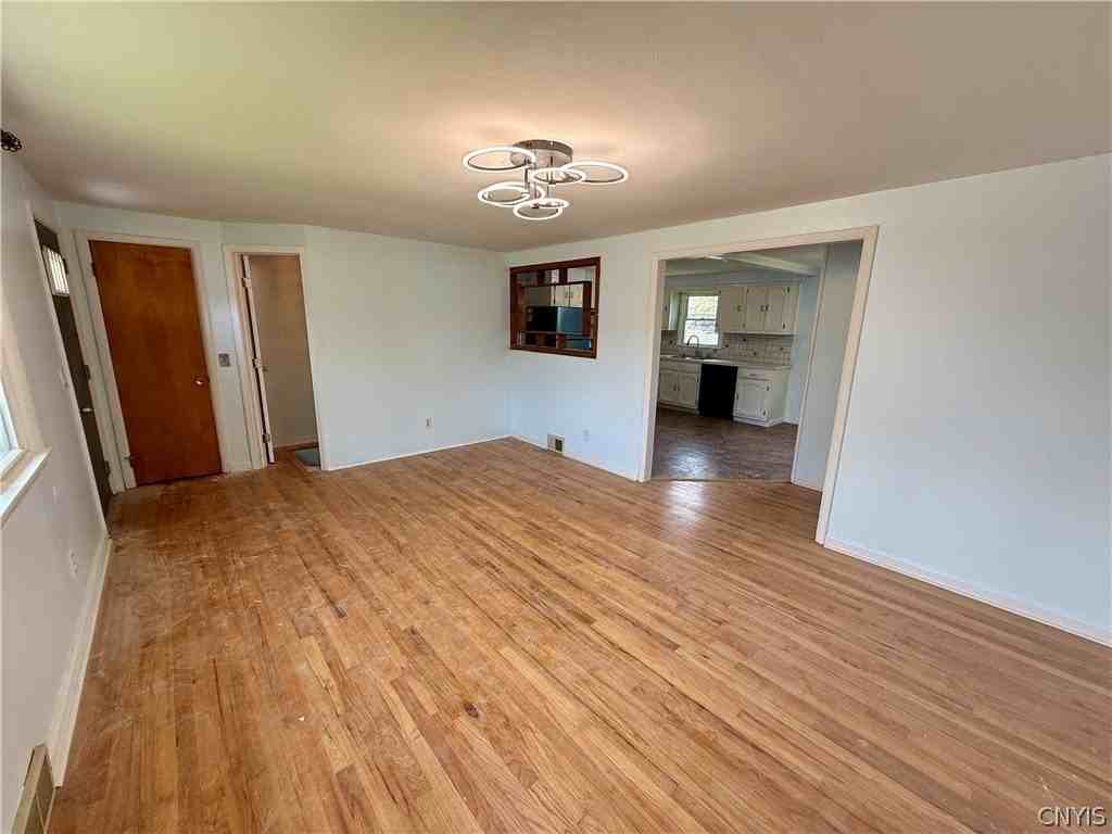 111 Deborah Dr - Photo 4 of 29