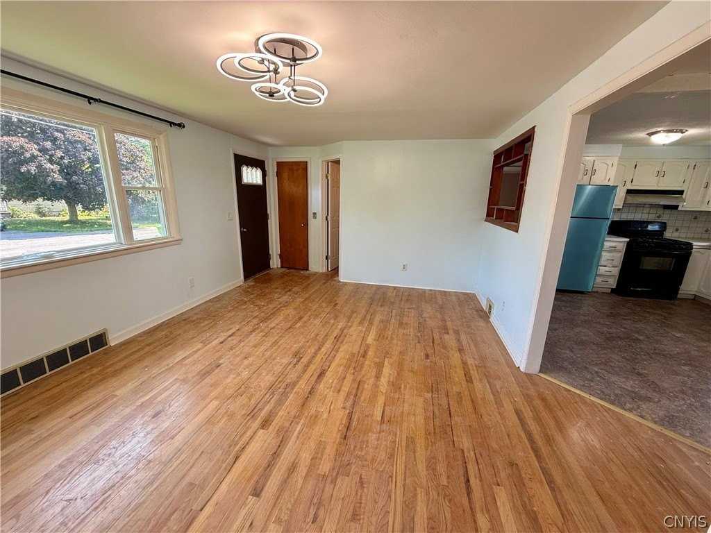 111 Deborah Dr - Photo 5 of 29