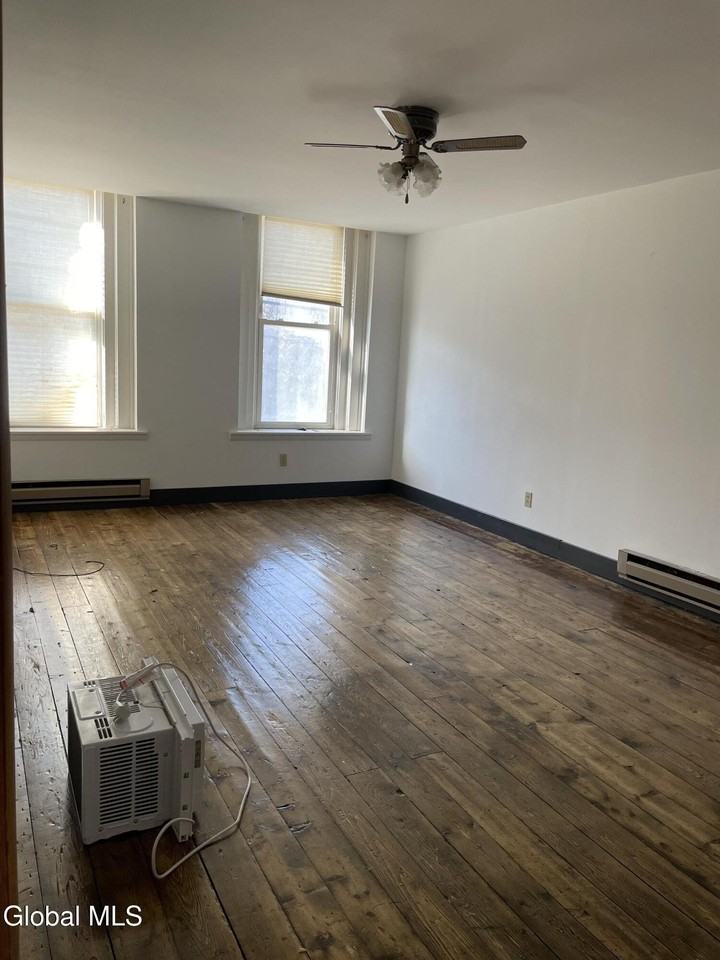 152 Main St #1 - Photo 5 of 18