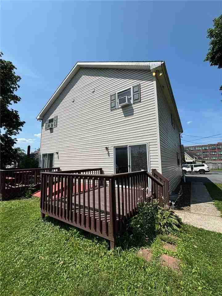 127 S Pine St - Photo 2 of 9