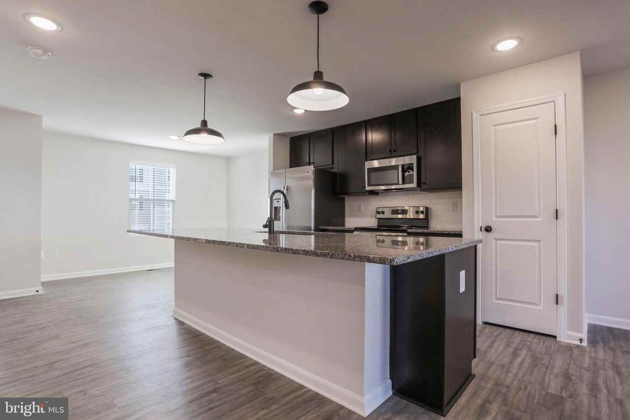 128 Rabbit Rd - Photo 2 of 34