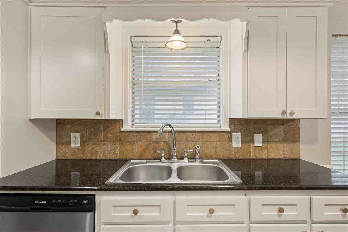 5600 Lake Highlands Dr - Photo 5 of 26