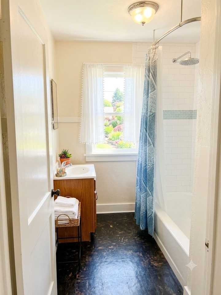 325 E Chestnut St #C - Photo 3 of 8
