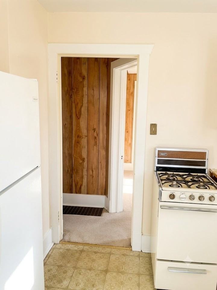 325 E Chestnut St #C - Photo 4 of 8
