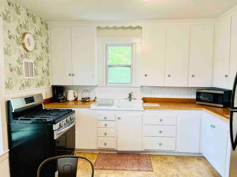 146 Hanover St #1 - Photo 2 of 16