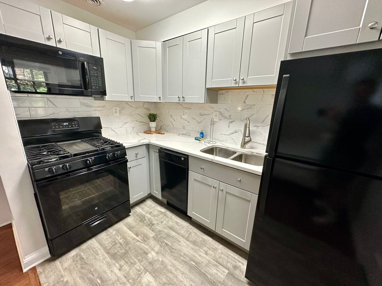 1565 N Colonial Ter #104Z - Photo 2 of 9