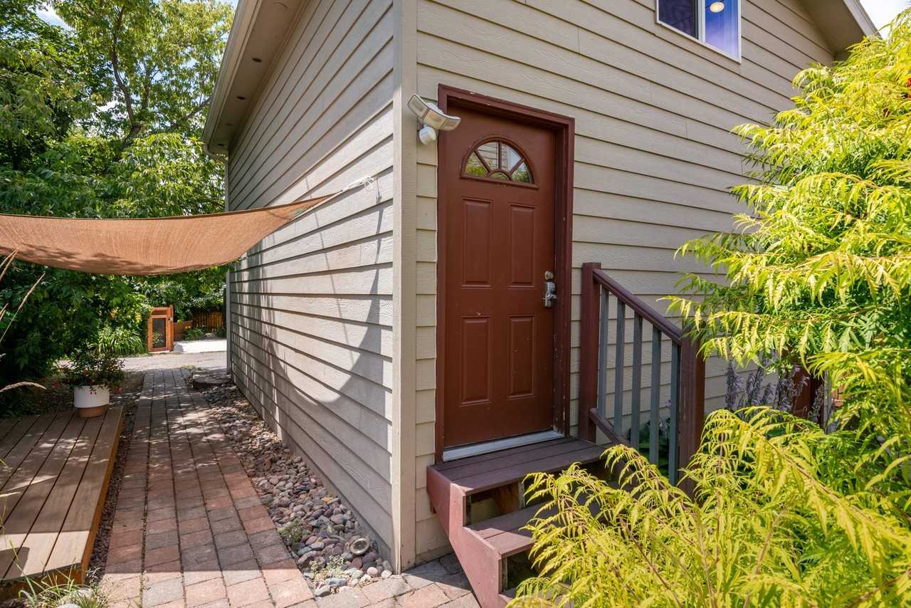 1017 Poplar St - Photo 4 of 19