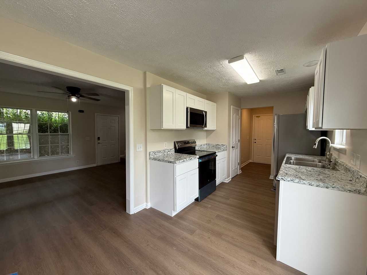1240 Shannon Ln - Photo 4 of 19
