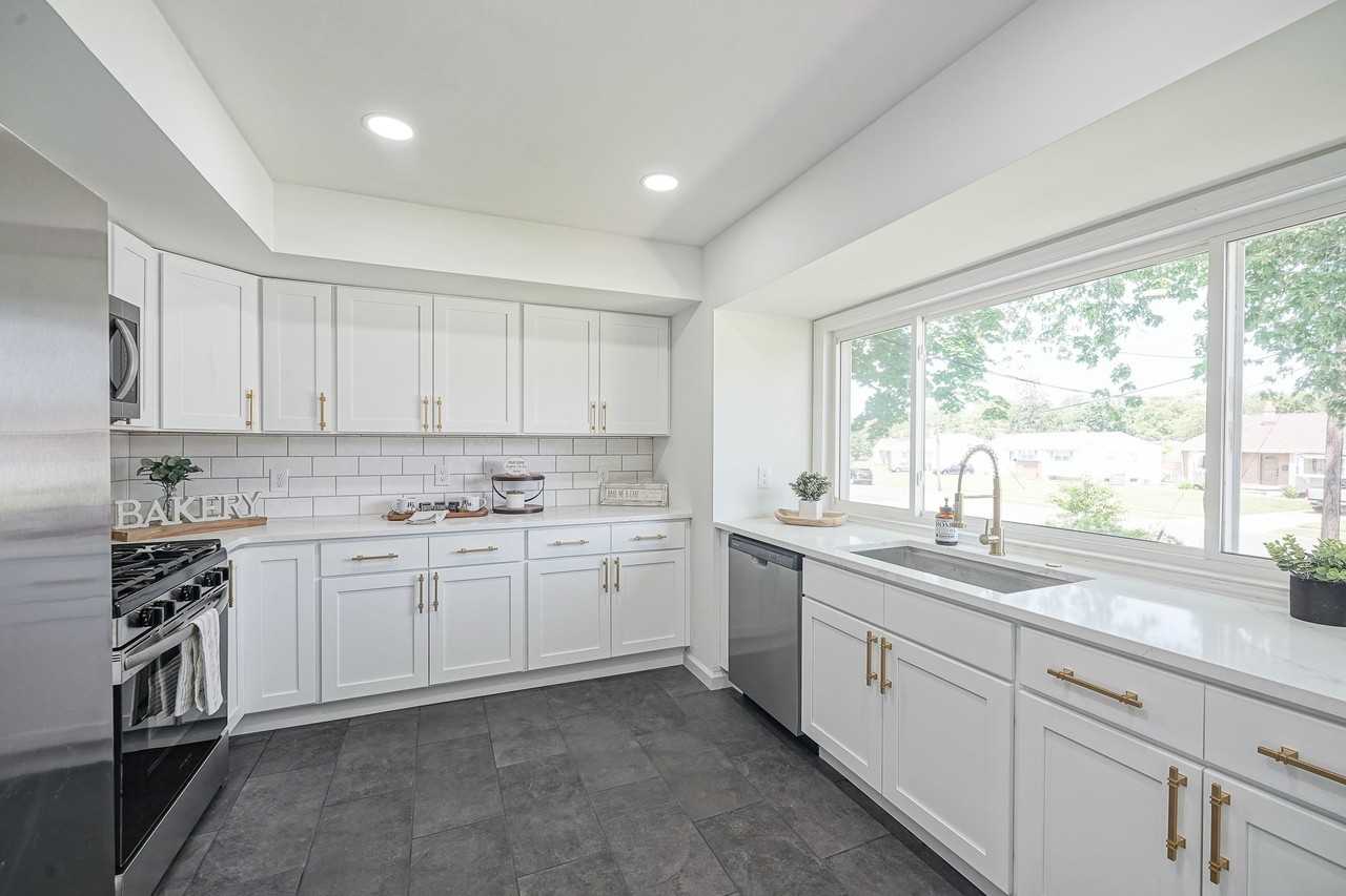 411 Greenview Rd - Photo 3 of 20