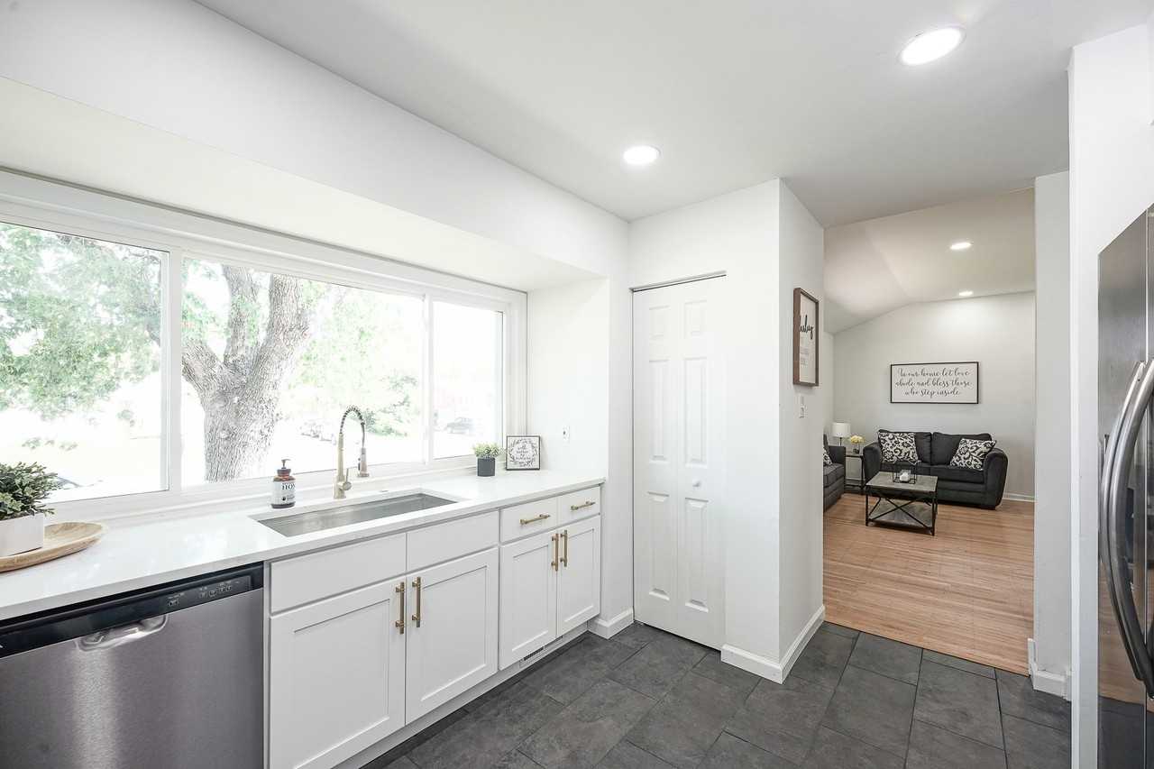 411 Greenview Rd - Photo 4 of 20