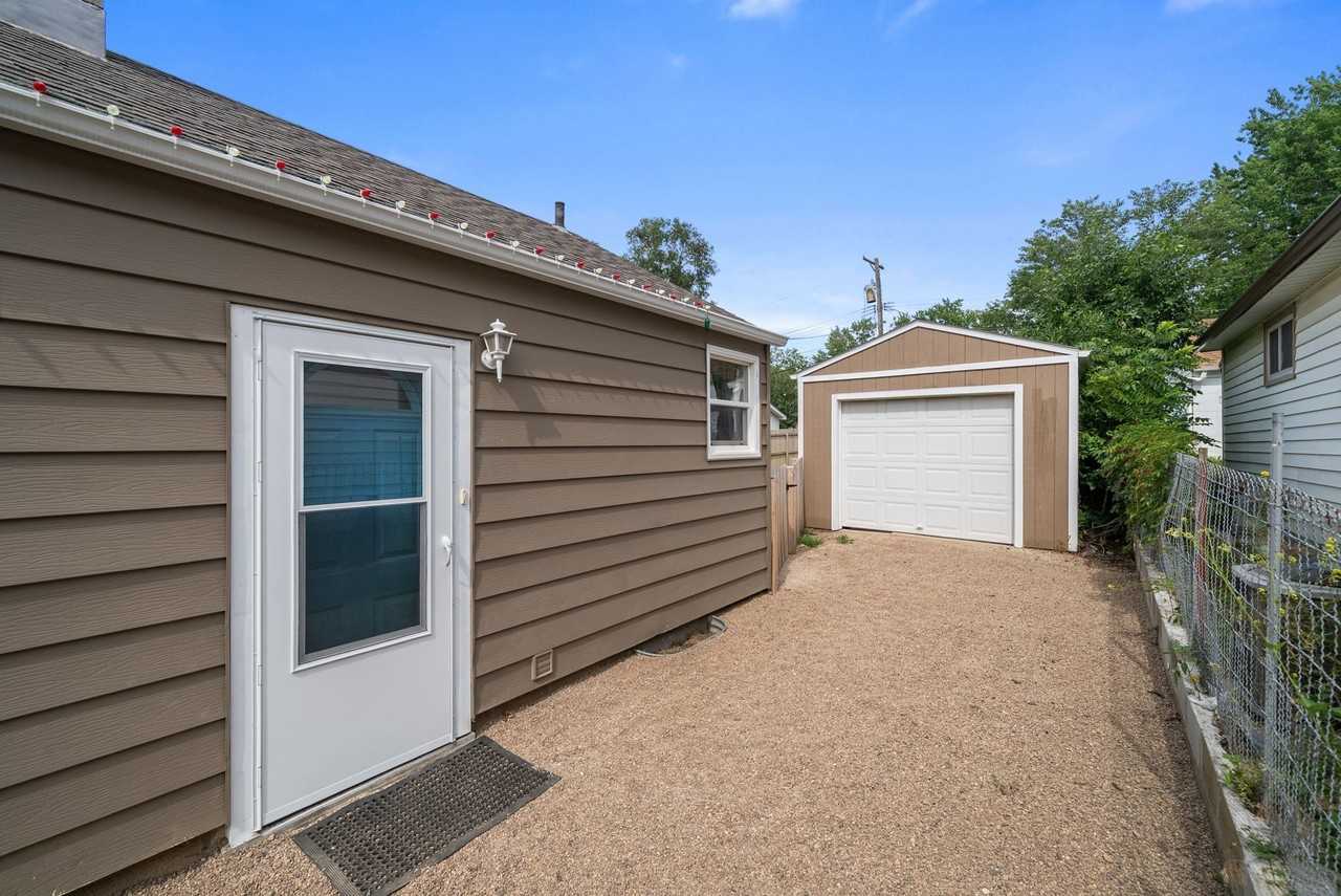 324 S Omaha Ave - Photo 2 of 16