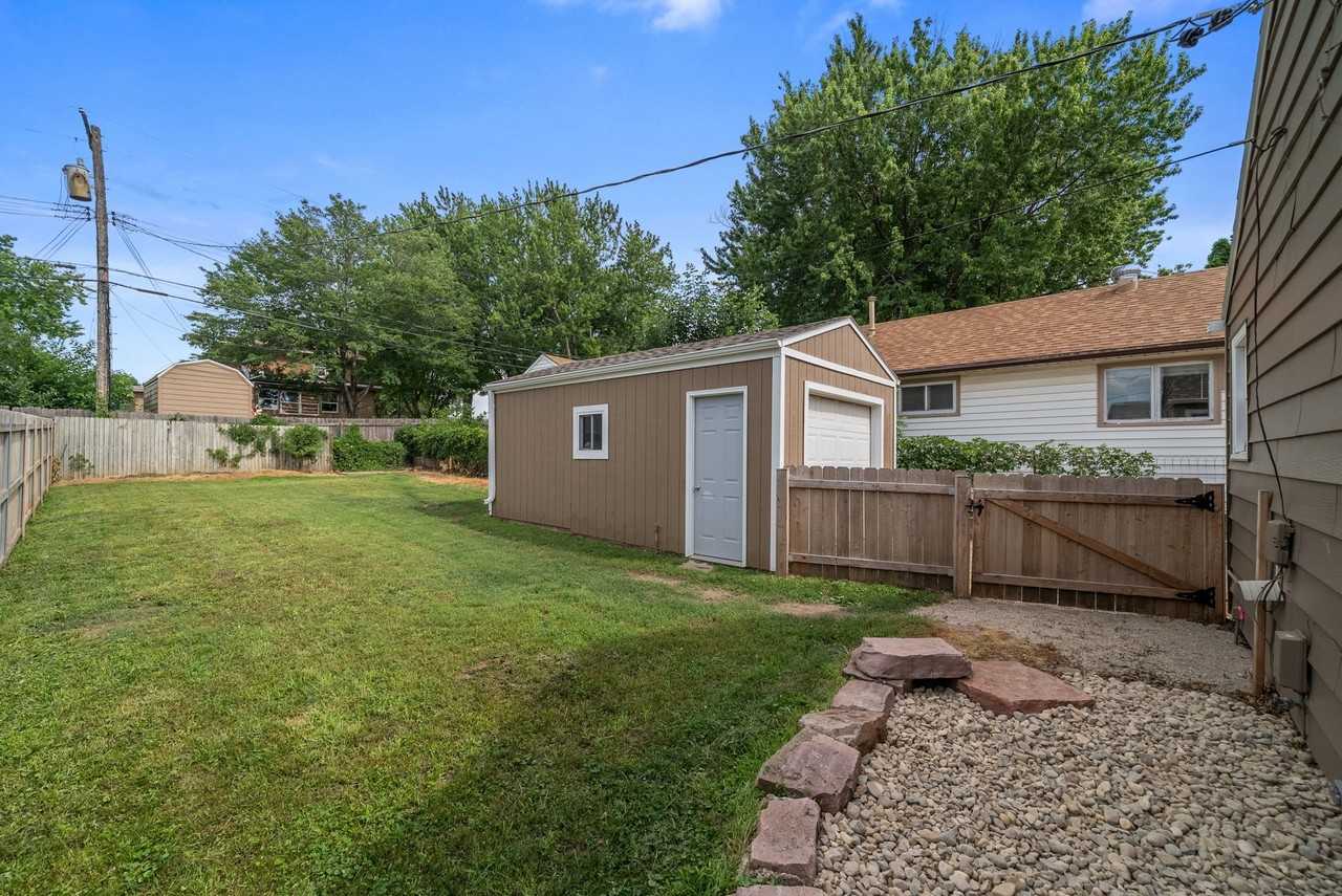 324 S Omaha Ave - Photo 3 of 16