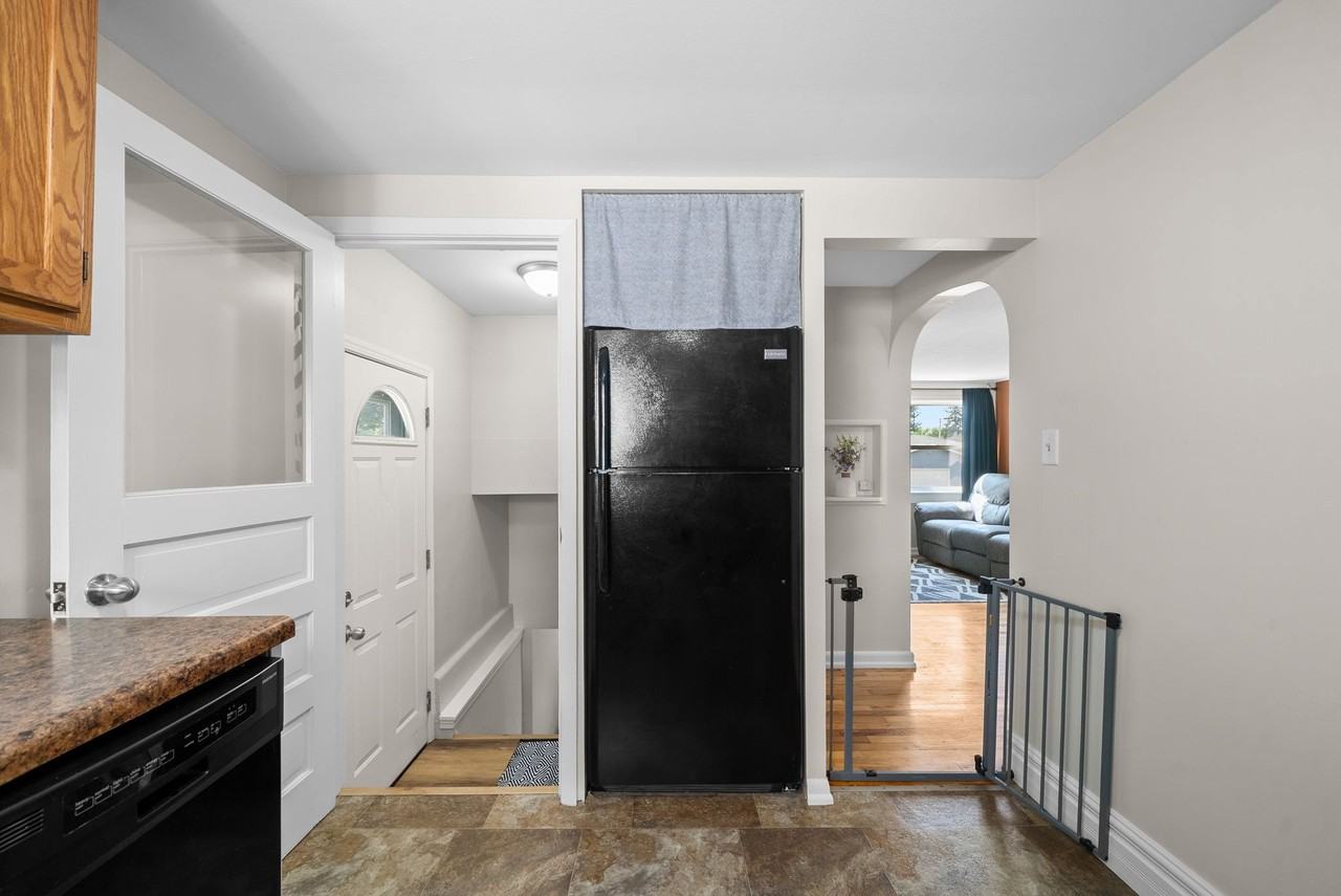 324 S Omaha Ave - Photo 7 of 16