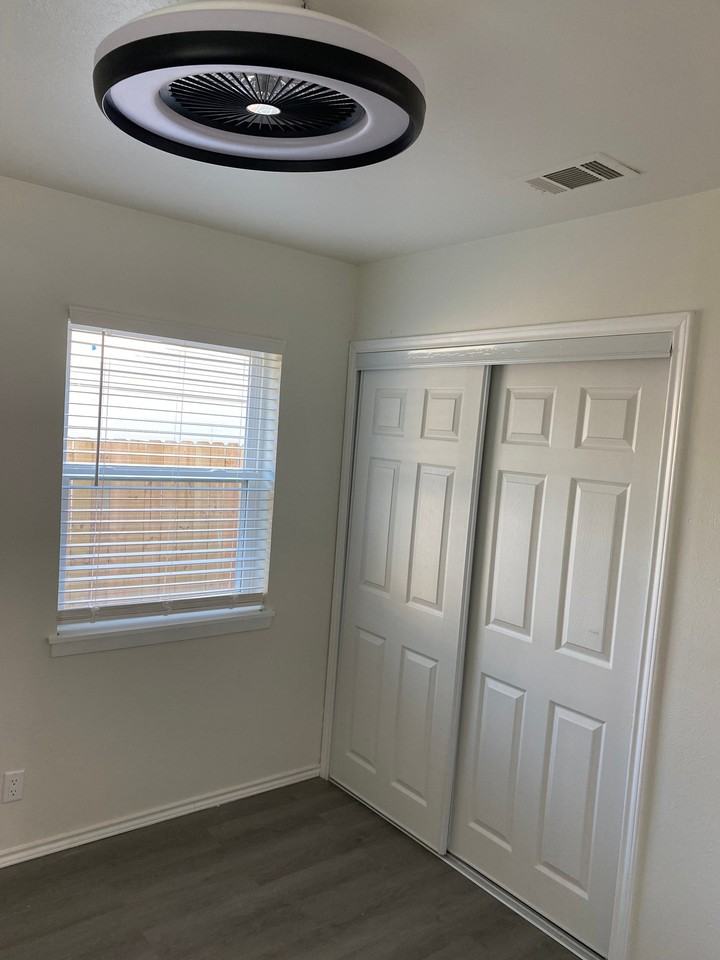 1104 Glenn Dr - Photo 4 of 18