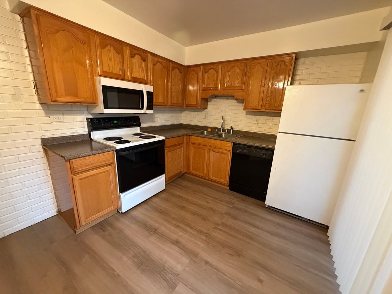 5013 Euclid Ln - Photo 4 of 18