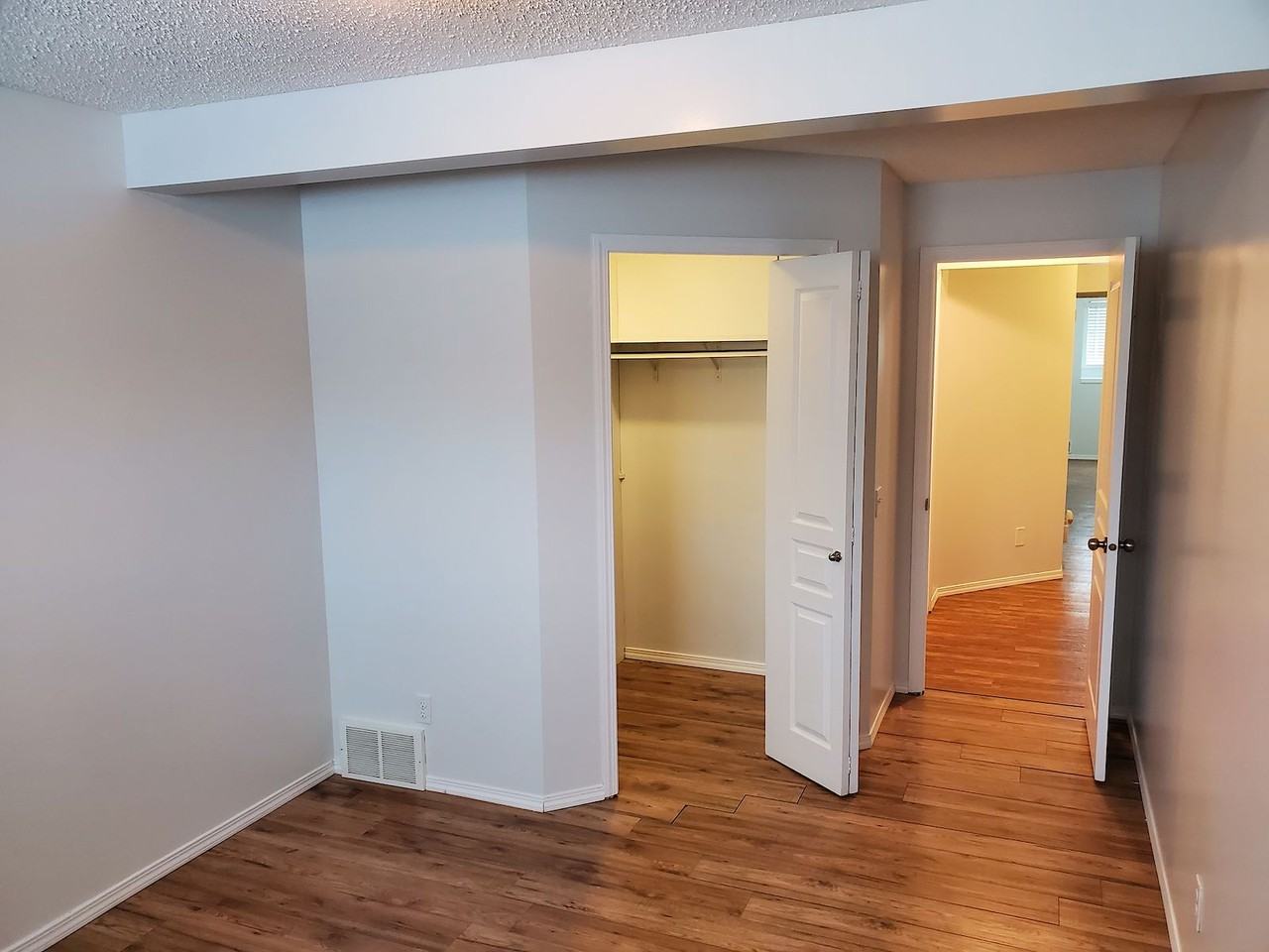 3111 33 Ave Nw - Photo 3 of 6