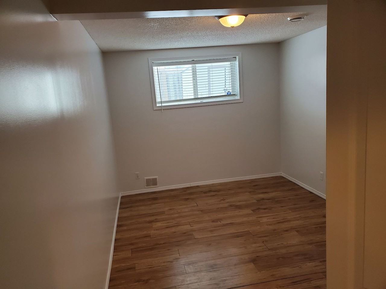 3111 33 Ave Nw - Photo 5 of 6
