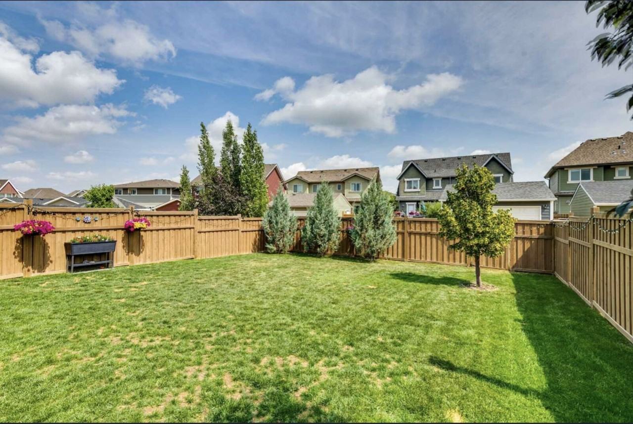 52 Marquis Cres Se - Photo 2 of 38