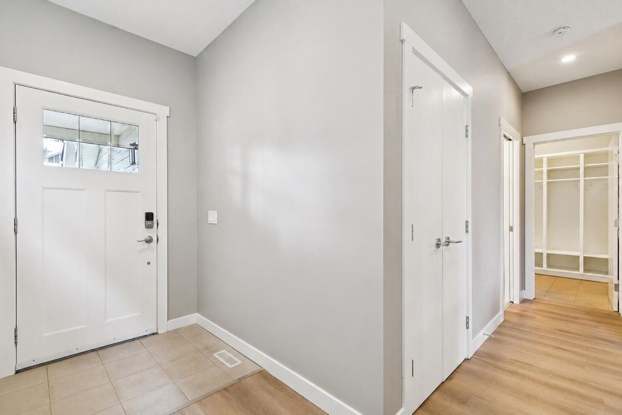 52 Marquis Cres Se - Photo 3 of 38