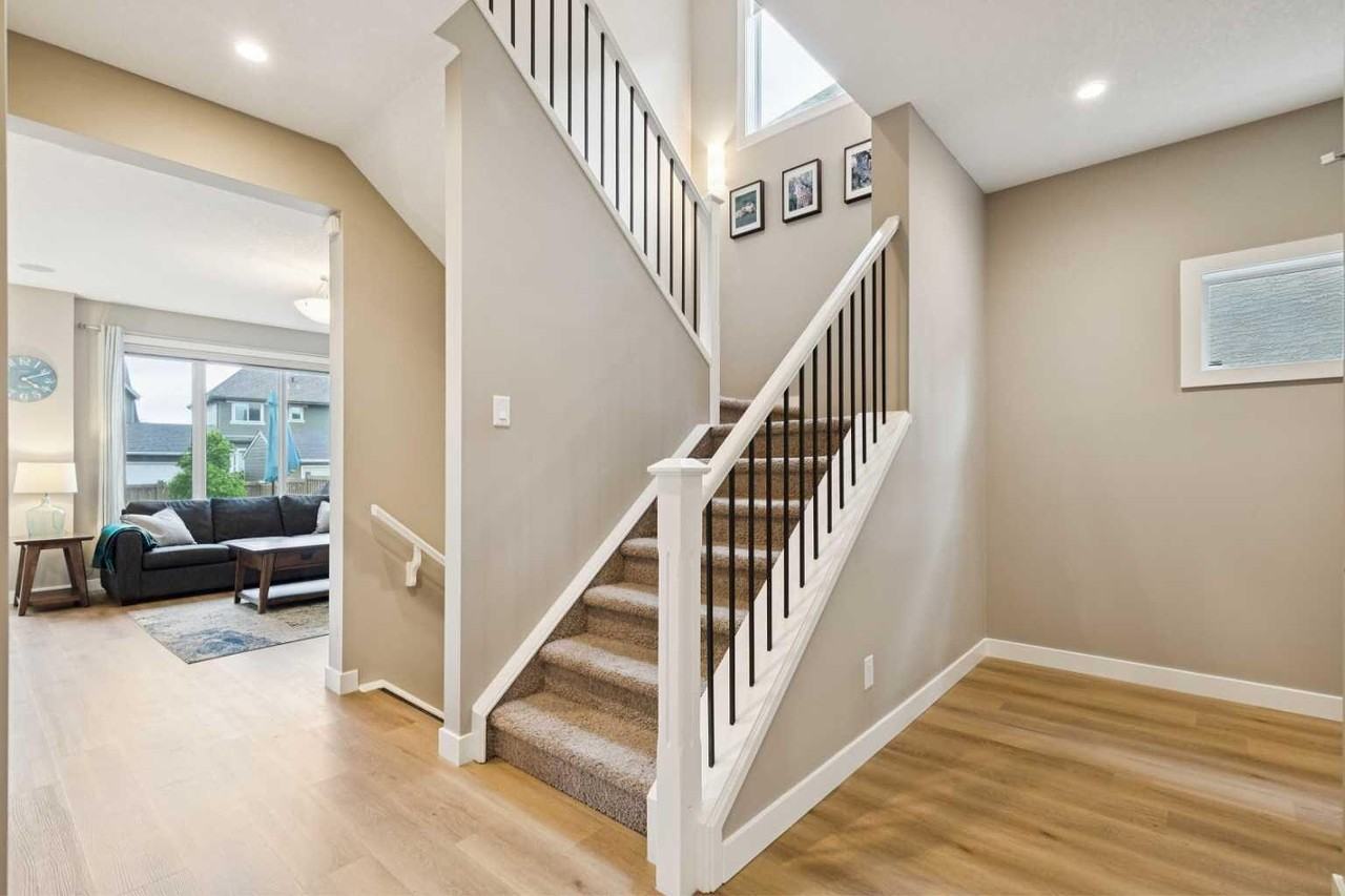 52 Marquis Cres Se - Photo 5 of 38