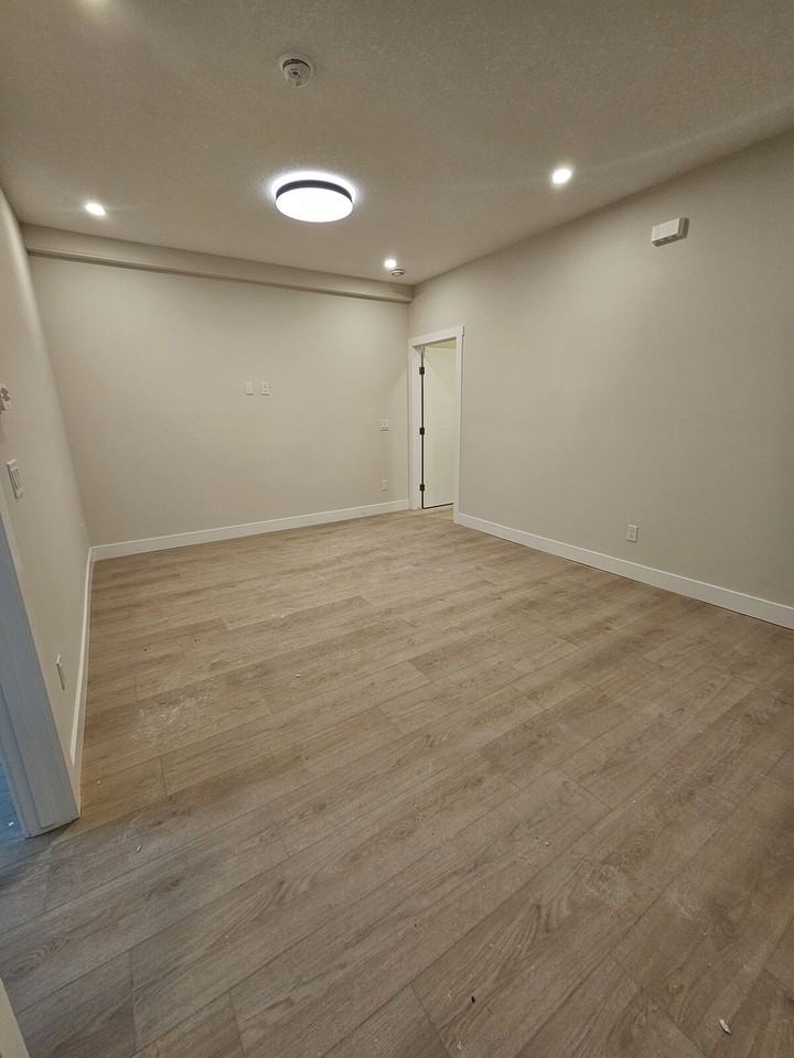 4428 17 Ave Nw - Photo 6 of 16